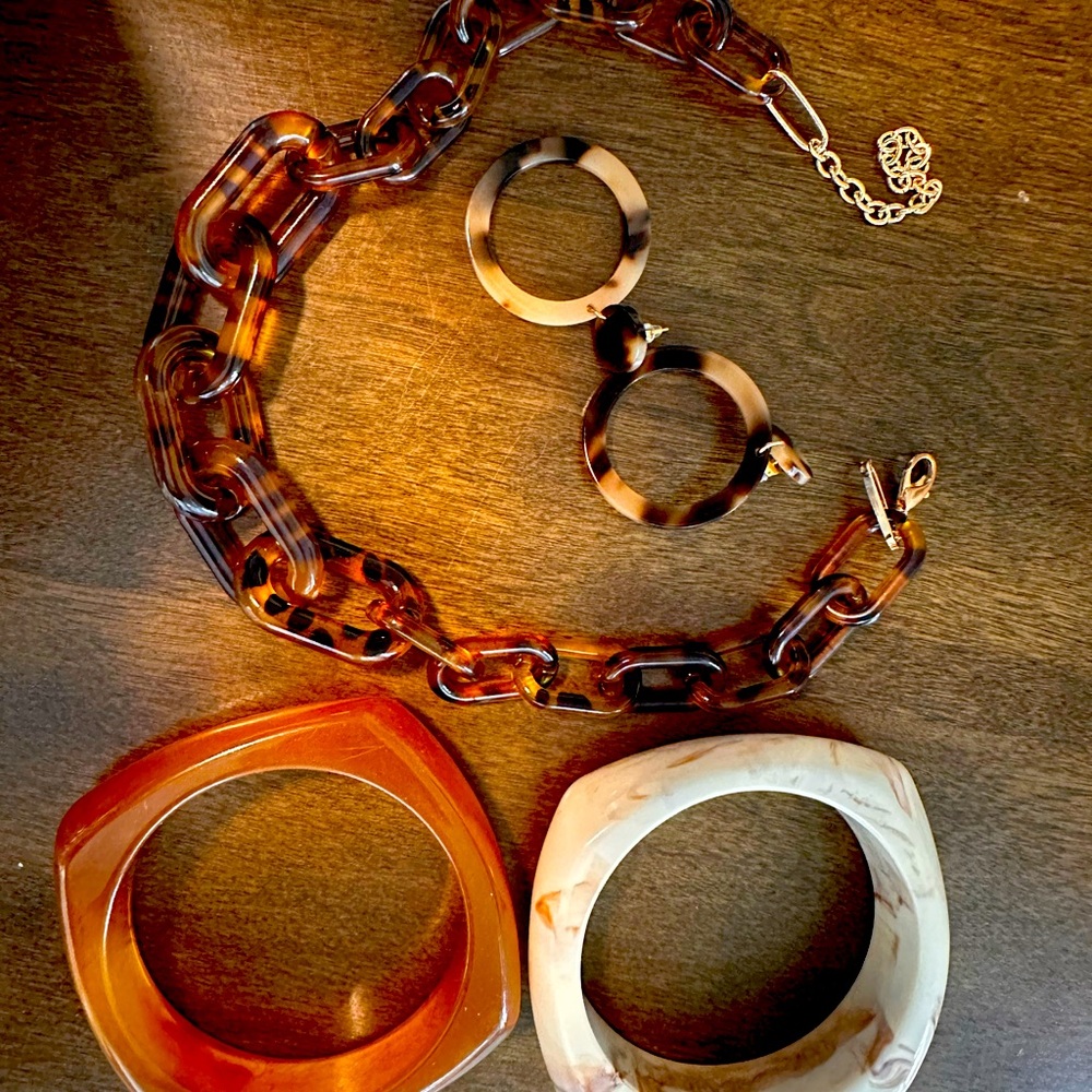 Set of neutral costume jewelry, never worn.